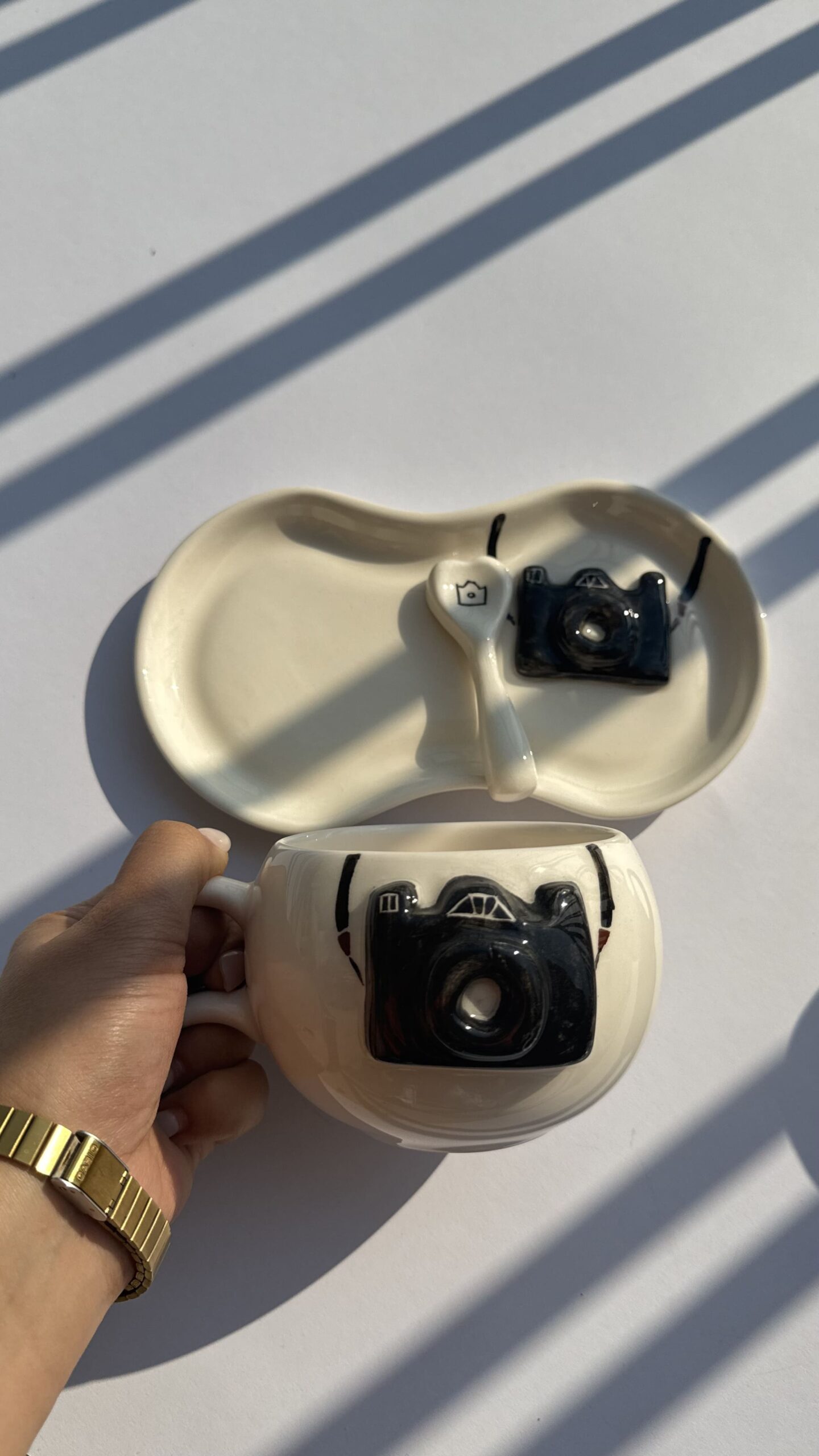 ماگ دست ساز و زیره دوربین